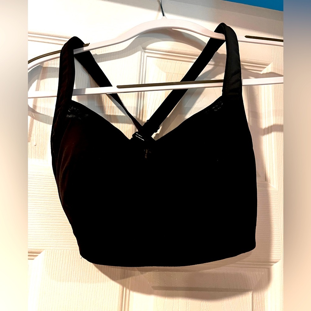 EUC Lululemon 32DD Sports Bra with criss cross or straight bra straps